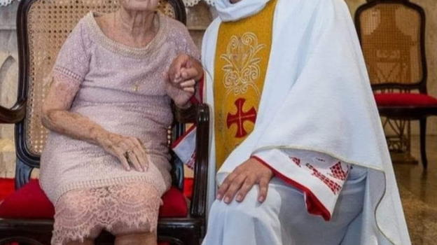 Va ogni giorno dal prete, il figlio insospettito la segue ed avviene la strana scoperta