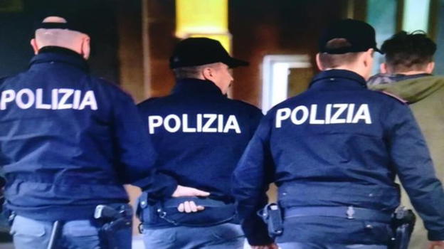 "Fermi tutti, polizia" . Arrestati 3 poliziotti: durante una perquisizione hanno…