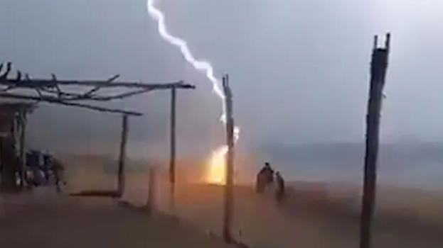 Fulmine cade in spiaggia, colpisce e toglie la vita a una persona