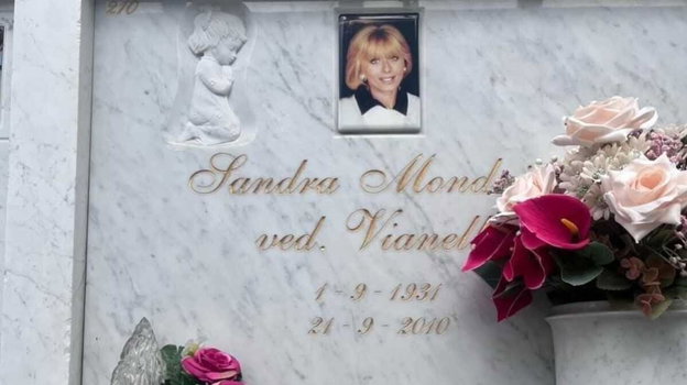 Sandra Mondaini, il dettaglio sulla lapide che sconvolge i fan