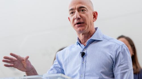 Jeff Bezos dona 3 milioni a Venezia dove si sposa: polemiche