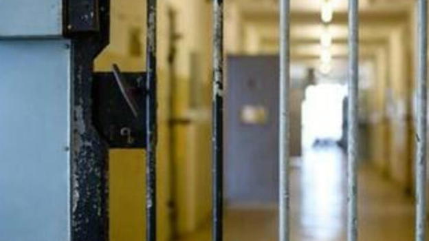 Ha rapporti con il detenuto minorenne: beccati mentre..