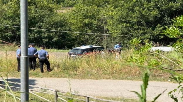 Ladri stranieri entrano in casa e lui spara, poi la scoperta agghiacciante nel giardino