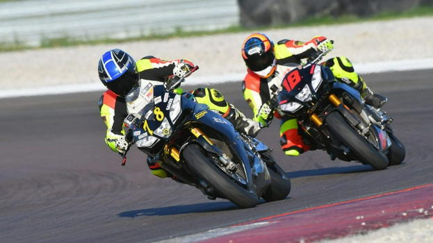 Il pilota italiano non ce l’ha fatta, è deceduto durante la gara davanti a tutti