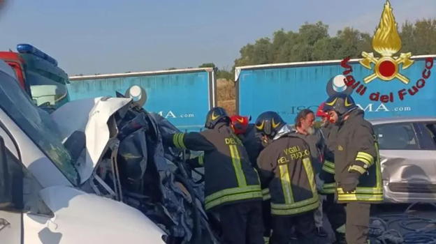 Schianto in A1, coinvolta intera famiglia: muoiono madre e padre, i due figli sono gravissimi