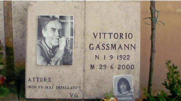 Vittorio Gassmann, il dettaglio sulla lapide che sconvolge i fan