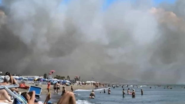Italia, maxi incendio sulla spiaggua: bagnanti in fuga