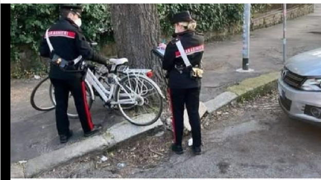 Trova un perizoma sulla bici della moglie con scritto questo biglietto: "Le ho..