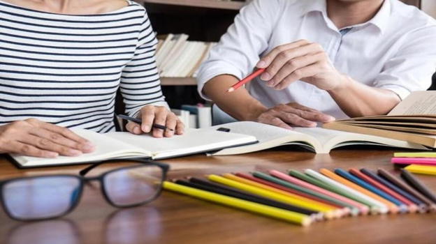 Prof sospeso per molestie a studentessa, le diceva: "Tesoro, se lo fai ti…"