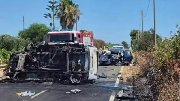 Frontale sulla statale, caos di lamiere e fiamme: 4 bambini sono..