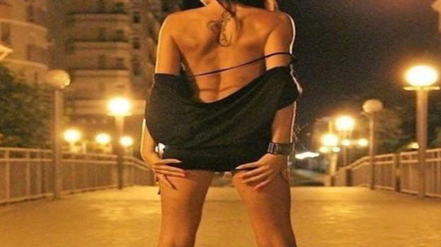 Il padre la trova così, le guarda viso e scopre che lei..