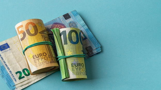 Vecchietta trova 5.500 euro che aveva perso anni fa: il dramma quando arriva in banca