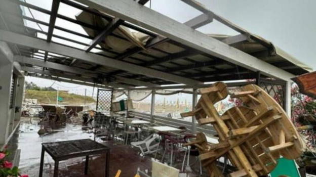 Italia, improvvisa tromba d’aria in spiaggia distrugge tutto: bagnanti in fuga