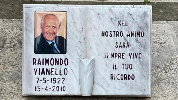 Raimondo Vianello, il dettaglio sulla lapide che sconvolge i fan