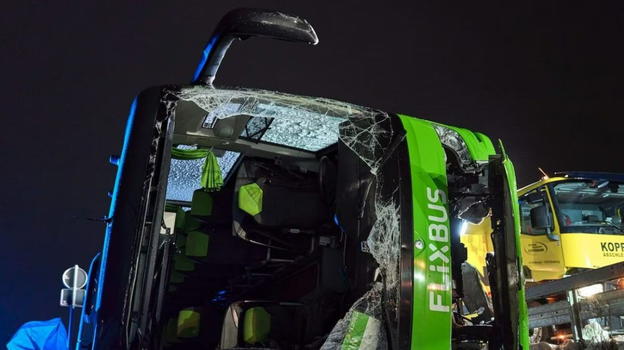 Flixbus si ribalta in autostrada: il bilancio è drammatico