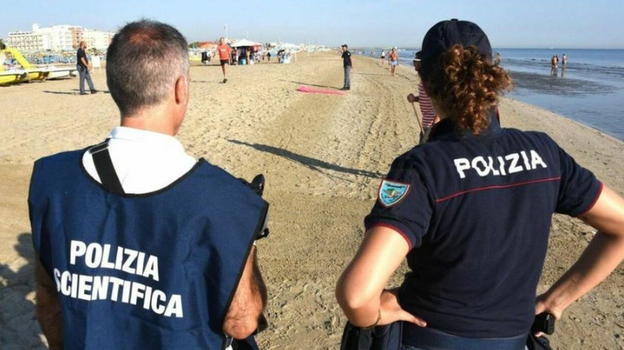 "Aiuto mi sta violentando". L’urlo della ragazzina in acqua dopo che i cinque avevano…