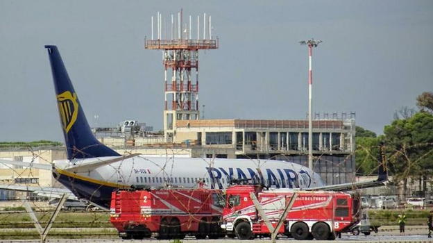 Incendio sul volo Ryanair, i passeggeri saltano giù dalle ali per salvarsi