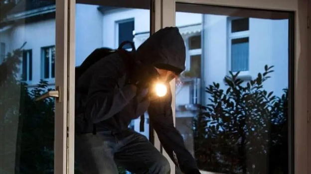 Ladri di notte, svaligiano casa e bevono birra: ecco cosa lasciano