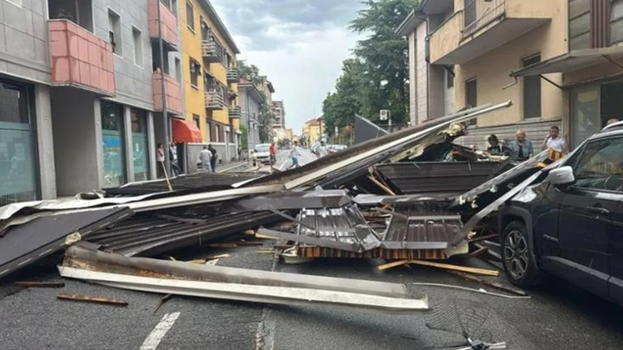 Italia, panico in pieno centro: la furia del vento scoperchia il tetto dell’edificio