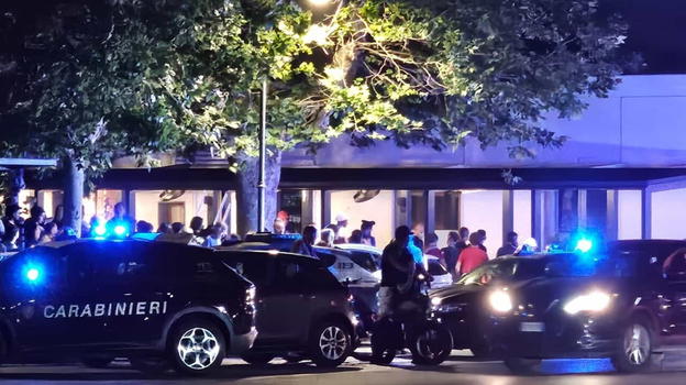 Crolla il tetto del ristorante: all’interno c’erano 47 persone