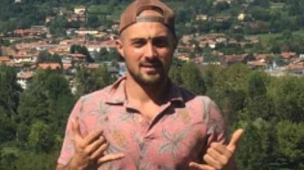 Andrea risucchiato dal motore dell’aereo: chi era e il motivo del gesto