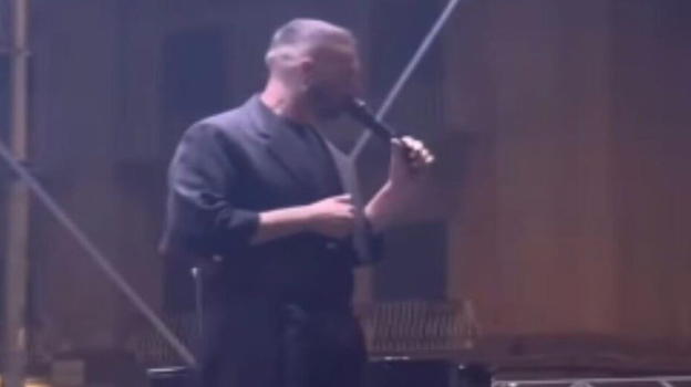 Il cantante italiano sale sul palco è confessa: "Sono gay e allora…"