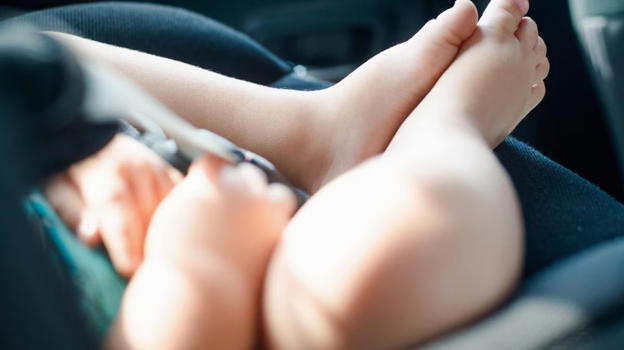 Bimba di 6 mesi trovata senza vita in auto