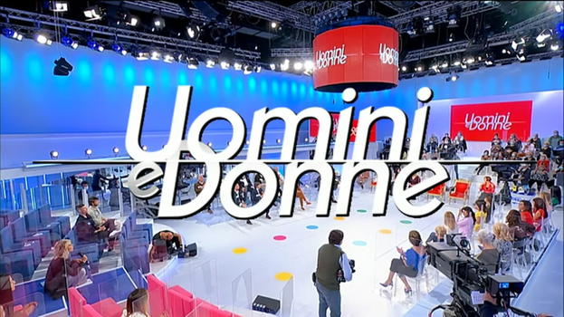 "Anche loro si sono lasciati". Uomini e Donne, fan delusi: l’ha lasciato lei
