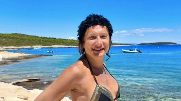Vladimir Luxuria sommersa di insulti per questa foto in bikini al mare