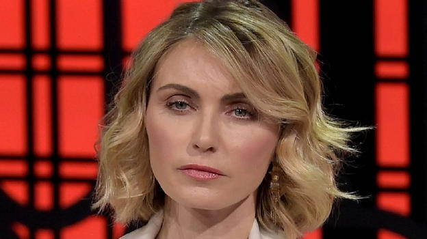 "Purtroppo è guarita dalla neoplasia…" Post sconvolgente contro la giornalista della Mediaset: la replica