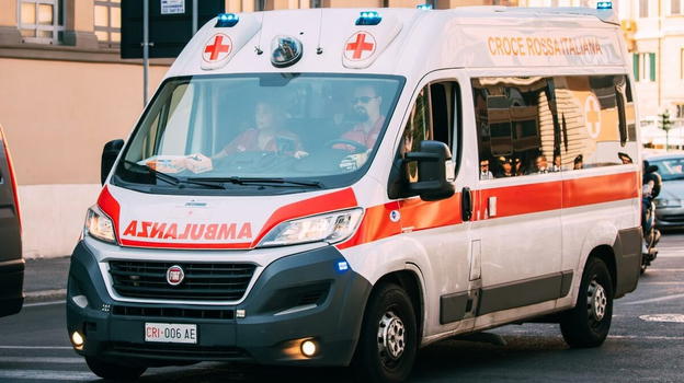 Allarme in piscina, evacuazione immediata: 6 bimbi in pronto soccorso