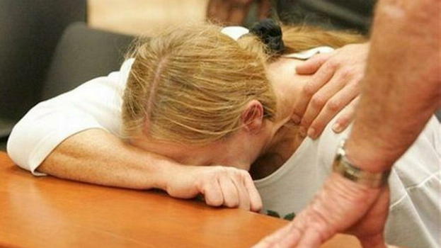 "Non lavorare, fai figli" Pugni e calci alla fidanzata mentre la madre la tiene ferma