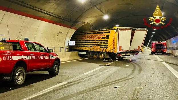 Tir finisce dentro l’uscita d’emergenza della galleria: l’autista in codice rosso