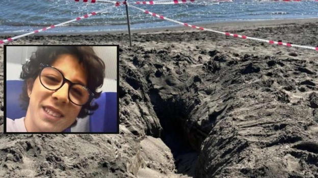 Riccardo sepolto dalla sabbia, indagato per delitto colposo il papà: "Disumano"