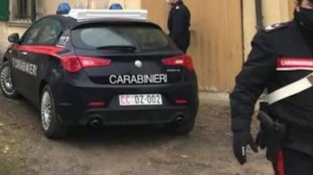 Va in campagna e vede la figlia 18enne con migliaia di euro e senza vestiti: "Papà mi..