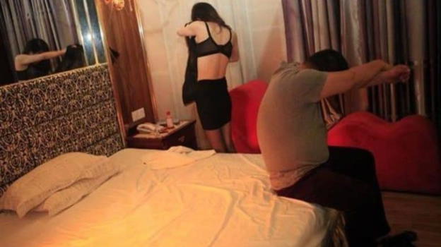 Ruba il marito alla figlia, la mamma 55enne si giustifica: "Lei a letto non gli faceva…"