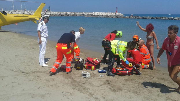 Giovane padre recuperato dal bagnino: inutili i soccorsi