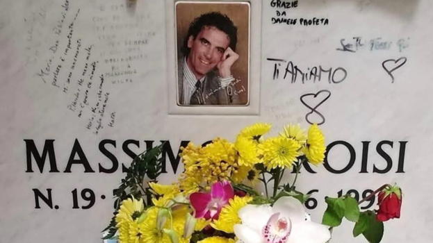 Massimo Troisi, il dettaglio sulla lapide che sconvolge i fan
