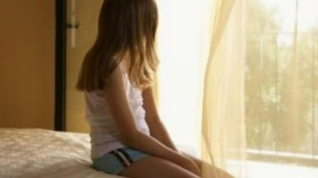 Bimba di 12 anni violentata con il consenso della madre: "Le diceva come…