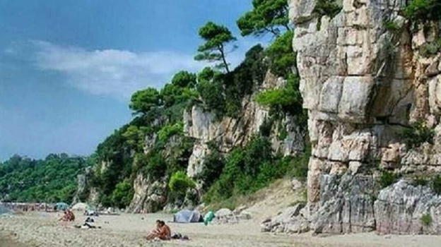 "Come Riccardo", paura in spiaggia per la donna intrappolata in una buca