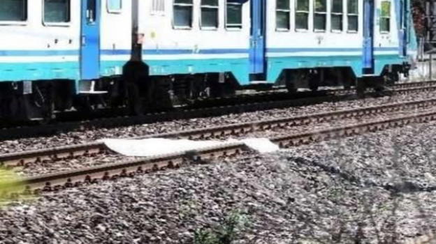Spegne il telefono e si getta sotto il treno davanti la madre, Lisa perde la vita a 11 anni: aveva letto che..