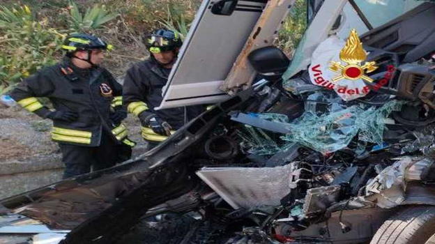 Dramma sulla A1, tremendo sinistro tra due camion e un camper