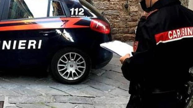 Carabinieri fermano ragazza, uno di loro sviene: in borsa aveva 2..
