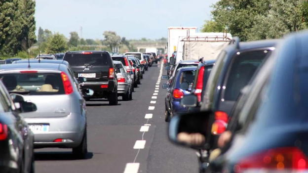 Italia, inferno in autostrada: km di coda e migliaia di persone sotto il sole