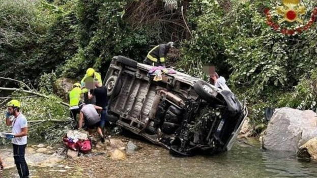 Pulmino carico di disabili esce di strada e precipita nel burrone