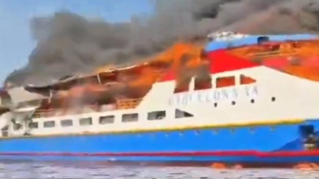 Traghetto con 280 passeggeri completamente in fiamme: ci sono decessi