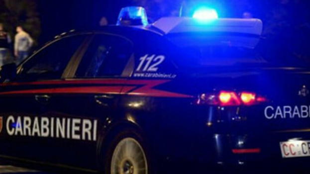 "Aiuto, mi hanno abusata". 20enne trovata in un parcheggio: cosa aveva nelle parti intime