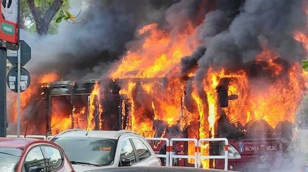 Italia, autobus in fiamme. Immensa nube nera avvolge il quartiere