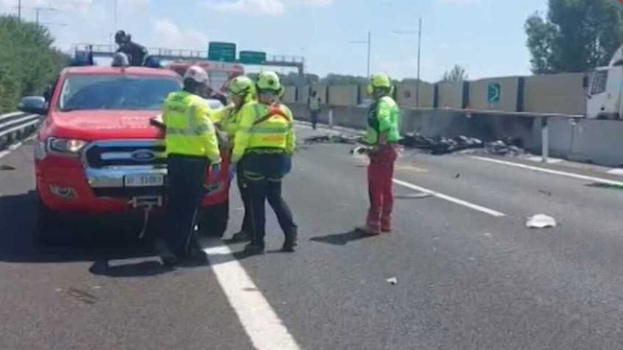 Dramma in Italia, l’aereo si è schiantato sull’autostrada. Il bilancio è gravissimo