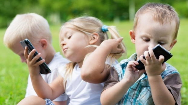 L’allarme degli esperti: "Ecco cosa succede al tuo corpo se usi il telefono prima dei 13 anni…"